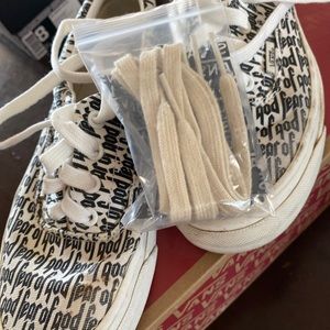 I am selling fear of gods vans size 6m 7.5w